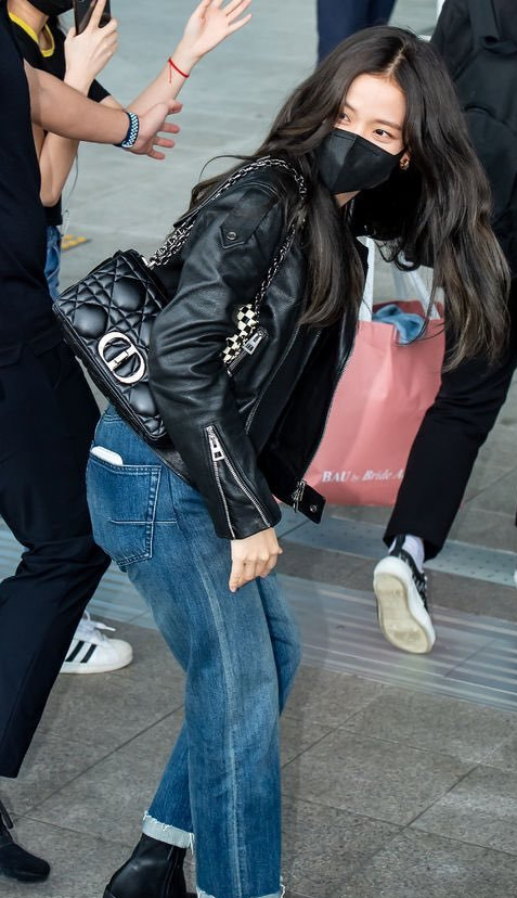 粉墨前往巴黎look：樸彩英口袋一插誰都不愛，金智秀溫柔大氣