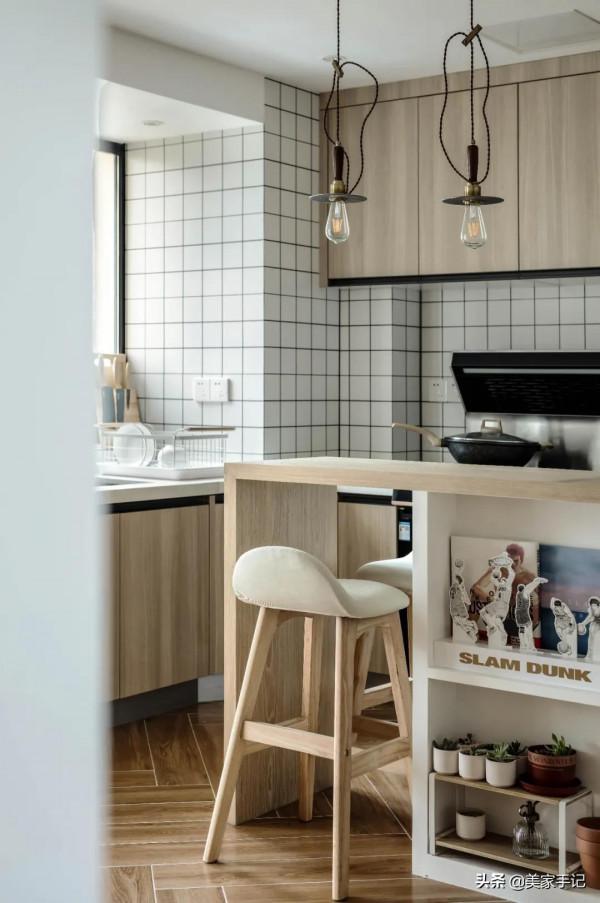 她家不豪華,可還是進門就把我迷住,白牆、原木、少造型,太美了 她家不豪華,可還是進門就把我迷住,白牆、原木、少造型,太美了