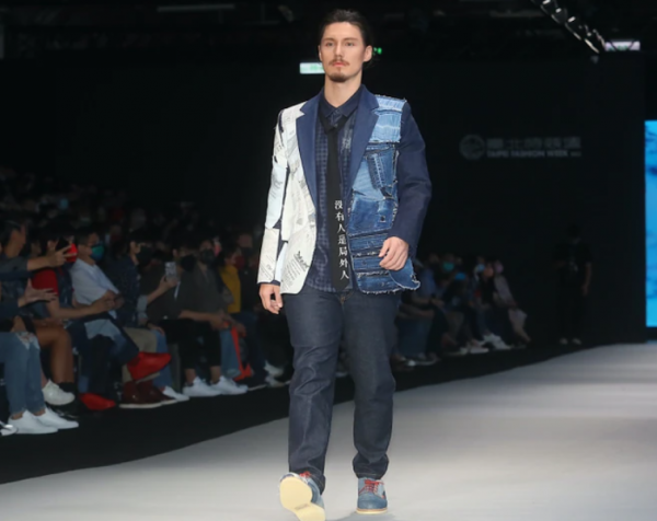 31歲兒子T臺首秀,周華健60歲妻子罕現身支援,滿頭白髮但氣質好 31歲兒子T臺首秀,周華健60歲妻子罕現身支援,滿頭白髮但氣質好