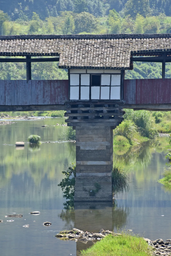 1400年曆史的古橋，藏在小鎮上，竟然還是中國古廊橋的孤例