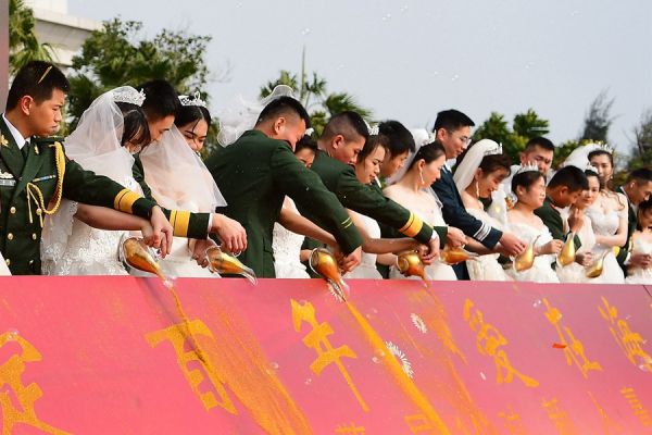 大海作證艦艇為媒 福建海警局集體婚禮浪漫&OpenCurlyDoubleQuote;迎新&rdquo;