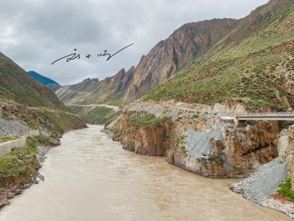 西藏洛隆的重要橋樑,就在國道349旁邊,曾是跨越怒江的唯一通道 西藏洛隆的重要橋樑,就在國道349旁邊,曾是跨越怒江的唯一通道