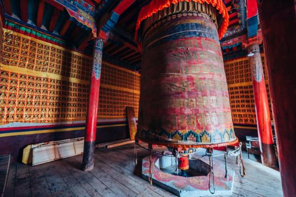 瓦拉寺：康巴腹地的“孔雀開屏”，藏東第一廟