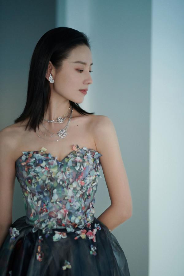 董潔穿花瓣長裙走紅毯,優雅自信狀態線上,新劇演繹反差大齡母親 董潔穿花瓣長裙走紅毯,優雅自信狀態線上,新劇演繹反差大齡母親