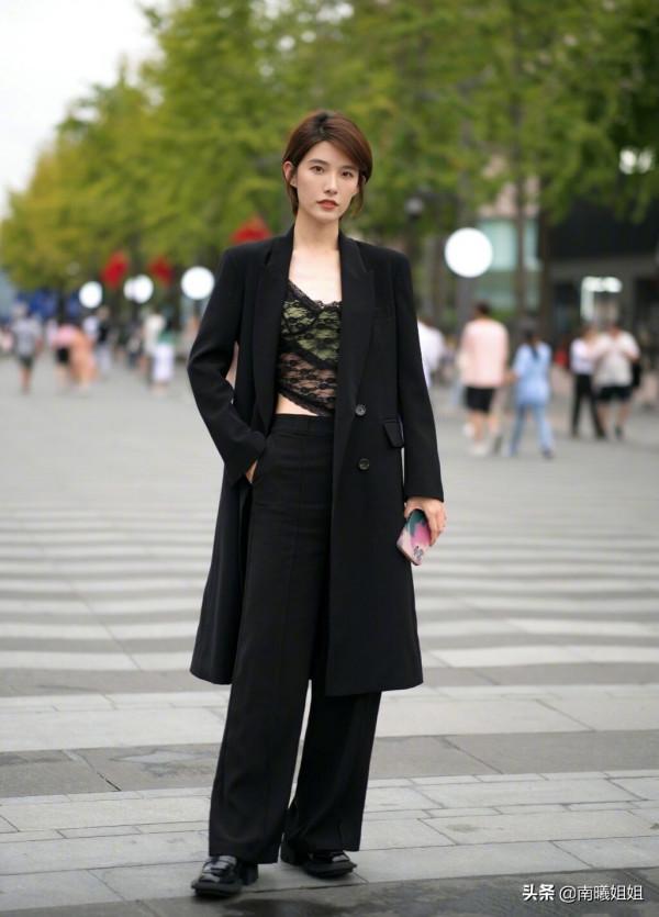 秋天穿風衣,別隻會買卡其色!試試這3種“高階色”,優雅提氣質 秋天穿風衣,別隻會買卡其色!試試這3種“高階色”,優雅提氣質