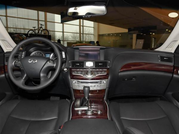 用賓士發動機，比賓士E級便宜，日系進口豪華車，實拍英菲尼迪Q70