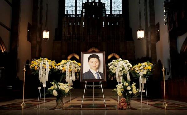 槍擊案後的芝大校園:共通的悲傷與難解的分歧 槍擊案後的芝大校園:共通的悲傷與難解的分歧