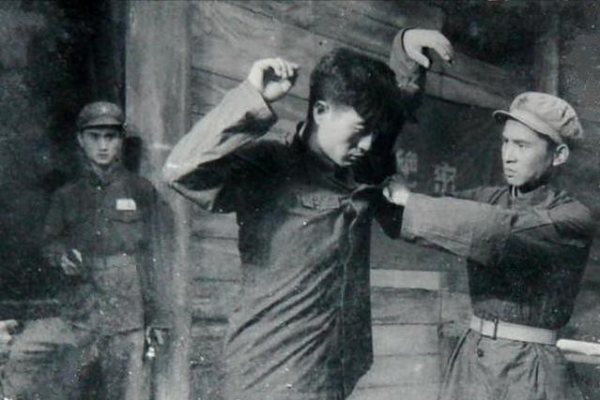 1949年，毛主席臥室被放炸彈險被害，多虧李克農排查及時發現炸彈