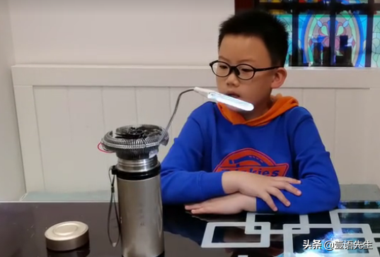 小學生髮明不用電暖光檯燈，送給防疫工作人員，節能環保又暖心