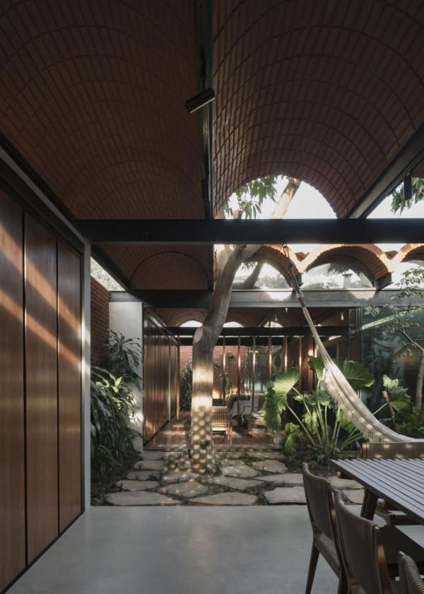 手工壓制磚與木材構築而成的自宅 &sol; Equipo de Arquitectura