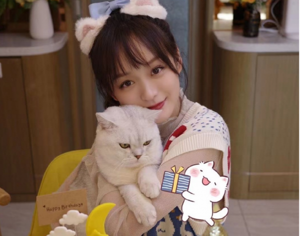 何泓姍外出吃飯,被一旁男生偷偷拍下誇好看,還準備“全網撈” 何泓姍外出吃飯,被一旁男生偷偷拍下誇好看,還準備“全網撈”