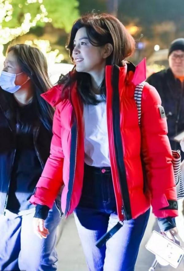 陳妍希新年開工首秀，紅色羽絨服保暖又吸睛，中長卷發洋氣又減齡