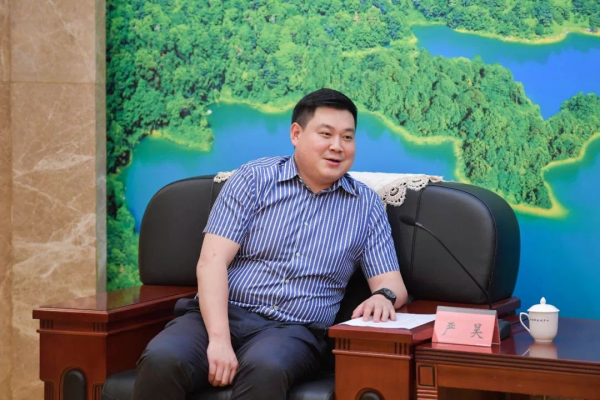 新疆首富身價1500億，25歲接手世界500強企業，公司一年淨賺80億