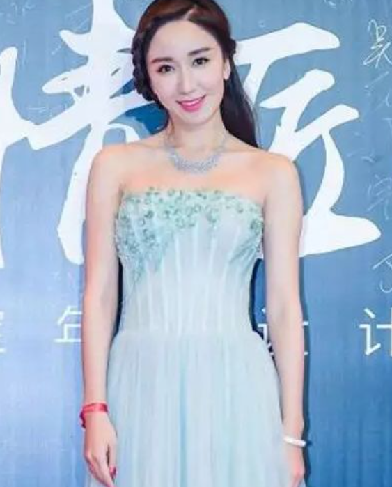 明星左右臉不對稱：金晨嘴歪，鞠婧禕只露左臉，林青霞用髮型遮掩