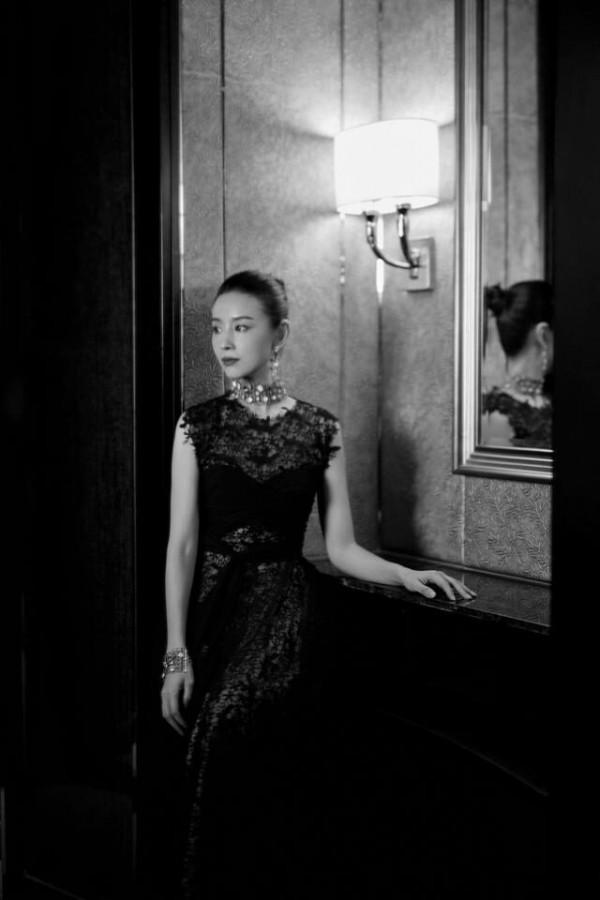 董潔也難逃中年發福，穿鏤空裙走紅毯雖優雅，卻藏不住中年氣息