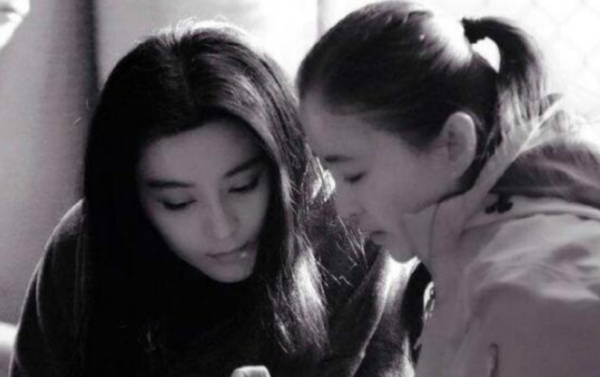 靠拍電影復出？范冰冰和名導小聚喝酒，兩人拍合照臉部通紅疑半醉