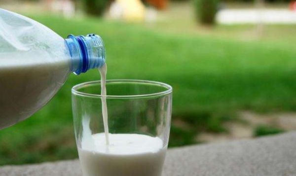 又一食品價格調整,牛奶收購價上調漲幅接近20%,零售價呢? 又一食品價格調整,牛奶收購價上調漲幅接近20%,零售價呢?