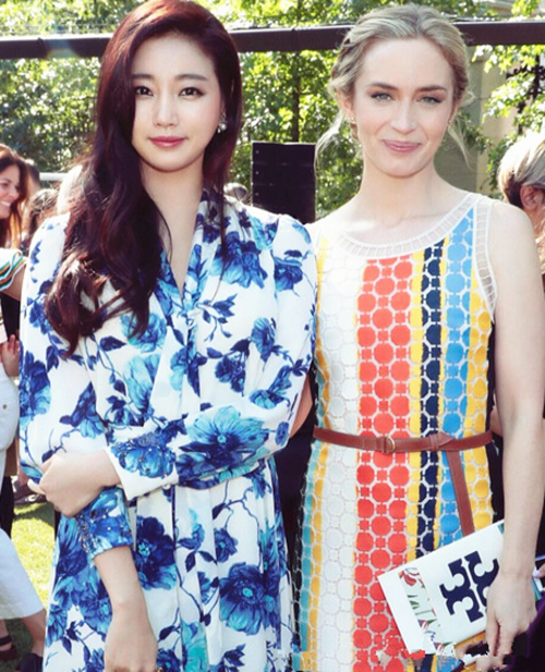 韓國高顏值女神金莎朗,衣品線上身材好,氣質不輸金喜善 韓國高顏值女神金莎朗,衣品線上身材好,氣質不輸金喜善