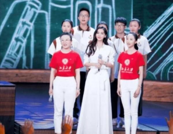 當兩個同樣身高的女明星站一起有了對比：這樣尷尬了嗎？