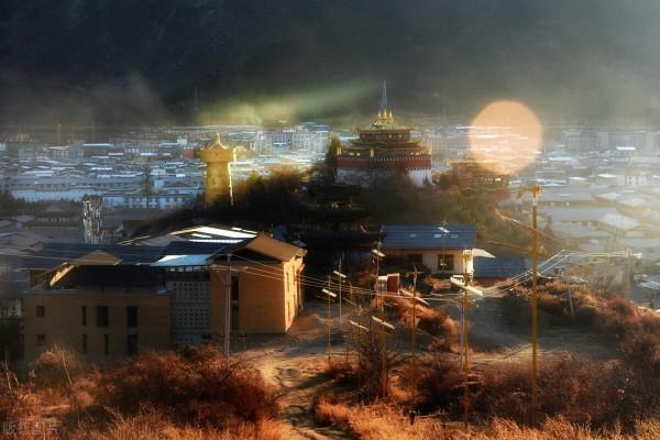 香格里拉清晨的第一縷陽光 夢幻猶如仙境