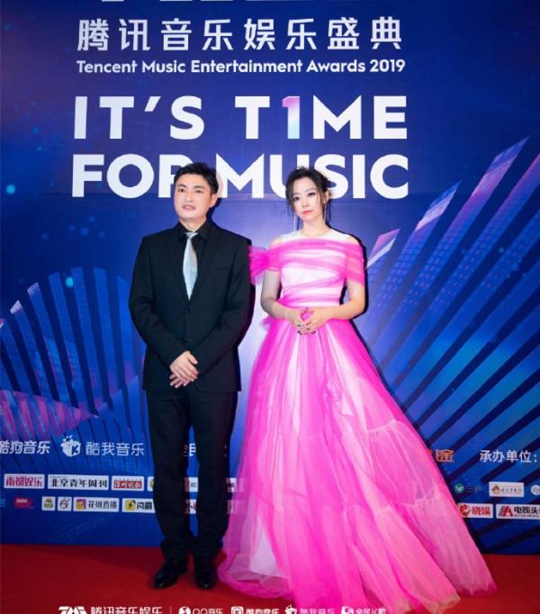 張靚穎穿芭比粉被群嘲，生圖顯得廉價又俗氣，二人轉舞臺都看不上