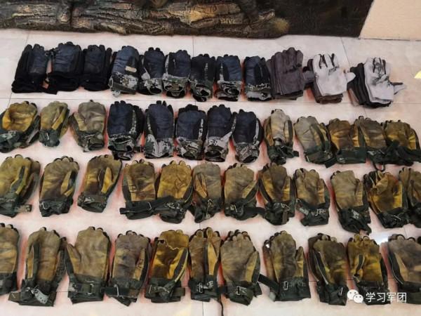 軍史館探“寶”⑪ | 從血色旗幟到血色手套,“鋼刀精神”永不變 軍史館探“寶”⑪ | 從血色旗幟到血色手套,“鋼刀精神”永不變