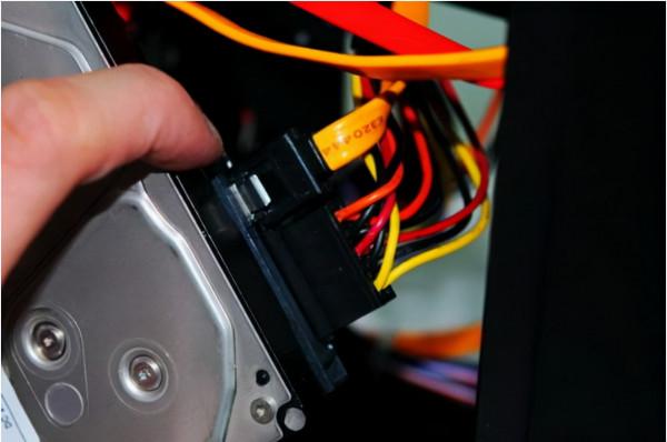 大明：有系統的硬碟可以裝到另一臺電腦嗎？