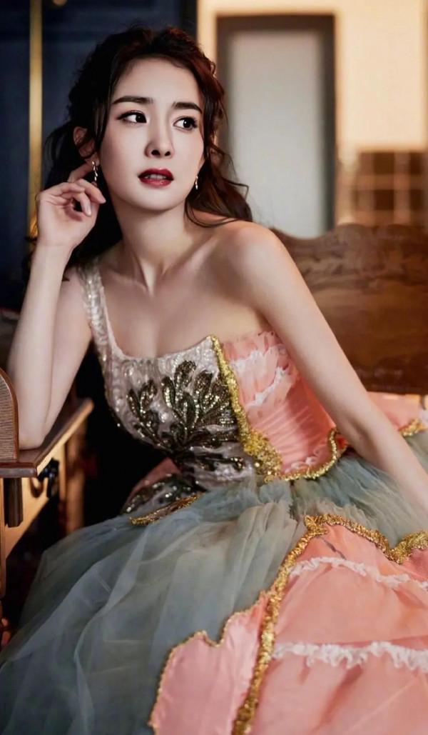 楊冪 國色天香高貴典雅甜蜜女神高畫質桌布