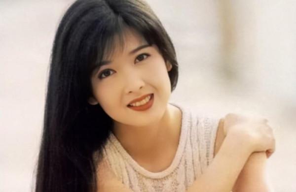 女明星以瘦為美，看到Angelababy後背瘦骨嶙峋，真心疼啊