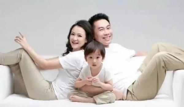 來看看上海主持人和子女的合拍照片吧？比較下像不像