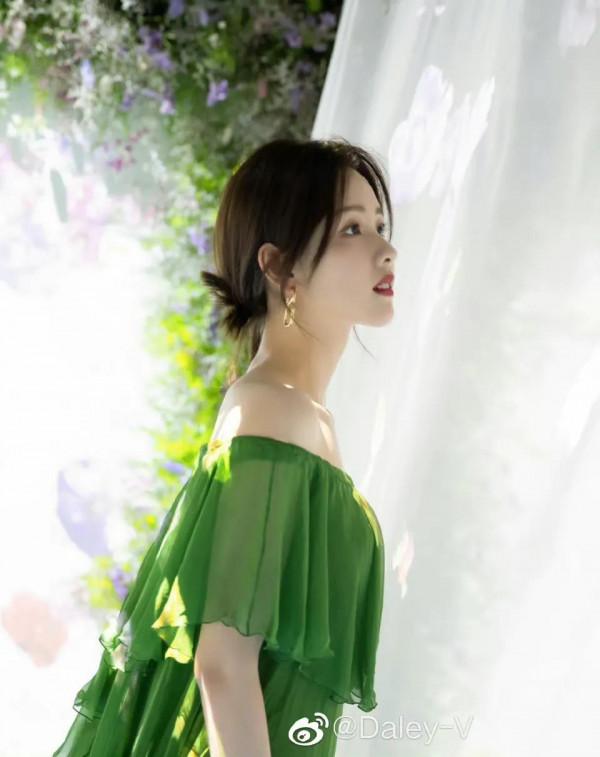 靈動少女陳都靈綠色百褶裙，清爽而復古，越來越有女人味