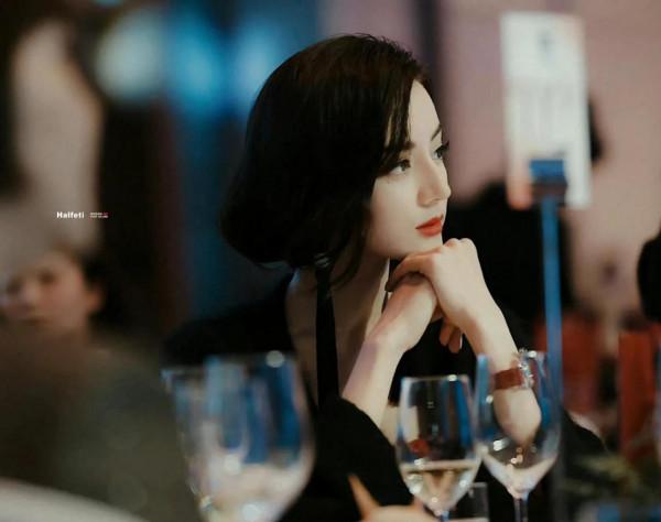 楊冪陳都靈辛芷蕾金晨迪麗熱巴今晚活動造型，各有千秋，顏值爆表