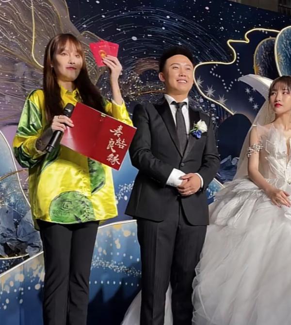 知名網紅四川可樂大婚,趙本山女兒擔任證婚人,豪車雲集排面十足 知名網紅四川可樂大婚,趙本山女兒擔任證婚人,豪車雲集排面十足