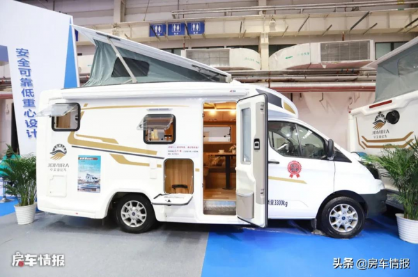 高度不到2.5米的福特房車,一層洗澡做飯睡覺,二層是孩子的樂園 高度不到2.5米的福特房車,一層洗澡做飯睡覺,二層是孩子的樂園