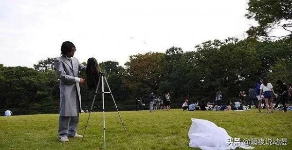 他是“右手女友”的創造者!單身一人,卻活出情侶熱戀時的幸福感 他是“右手女友”的創造者!單身一人,卻活出情侶熱戀時的幸福感