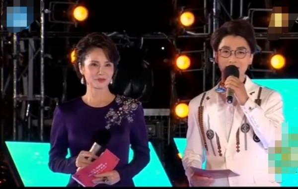 央視主播徐俐退休後回農村，拍照姿勢好少女，氣質堪比董卿