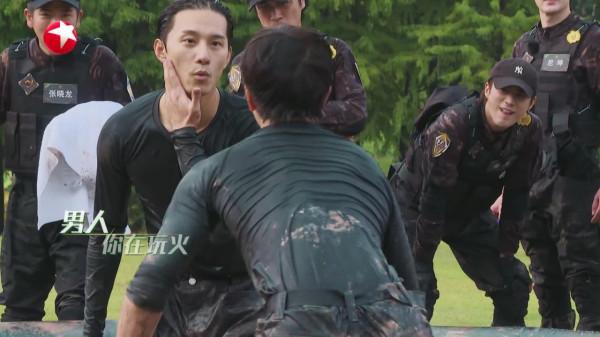 秦奮格鬥時不小心打徐志賢一耳光,細節見人品,應該向張衛健學習 秦奮格鬥時不小心打徐志賢一耳光,細節見人品,應該向張衛健學習