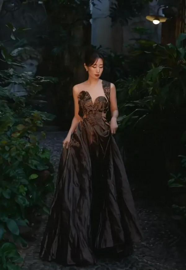 關曉彤逆風翻盤，李宇春翻車，李冰冰絕美，金雞紅毯造型花落誰家