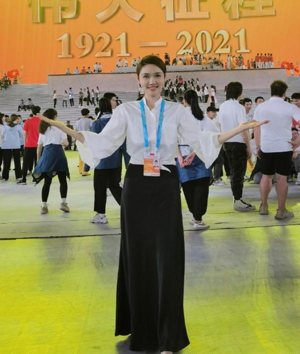 龍洋在央視真受寵，主持人合影她穿長裙站C位，康輝小尼分列兩邊