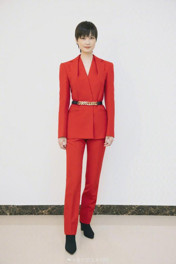 國慶晚會明星造型：張韶涵裙子似銀河，謝霆鋒唐裝打扮一身正氣