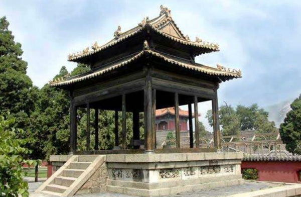 泰山旅遊景點:一個會跑的石碑,一個會跑的亭子,從山頂跑到山下 泰山旅遊景點:一個會跑的石碑,一個會跑的亭子,從山頂跑到山下