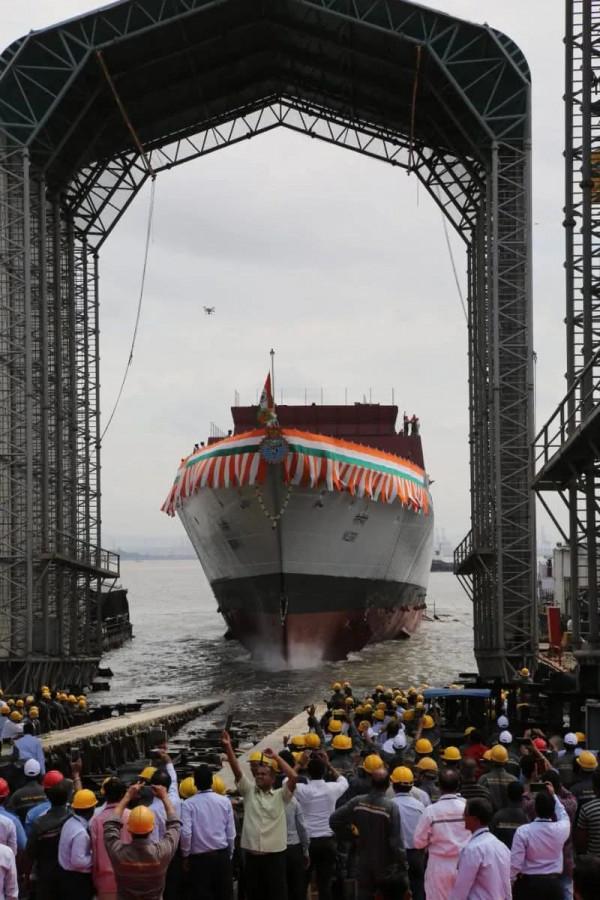 由於政府給予國有企業優先權，印度的海軍和私營造船廠陷入困境