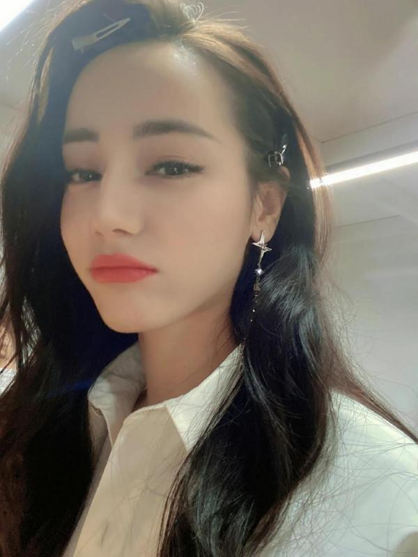 迪麗熱巴曬自拍 迪麗熱巴曬自拍