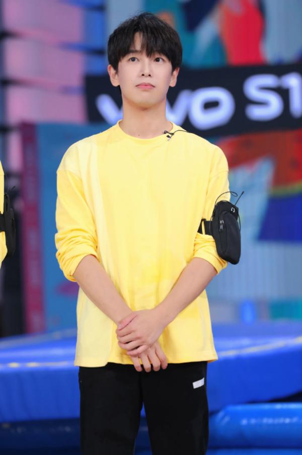 彭昱暢瘦身成功像“整容”,淺藍色T恤演繹天真少年,氣質太乾淨 彭昱暢瘦身成功像“整容”,淺藍色T恤演繹天真少年,氣質太乾淨