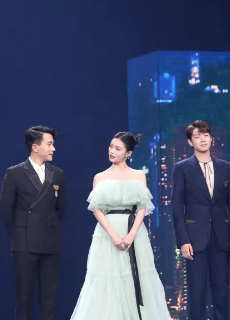 劉愷威穿黑西裝亮相！臉胖一圈沒了霸總範，世紀同框魏大勳不尷尬