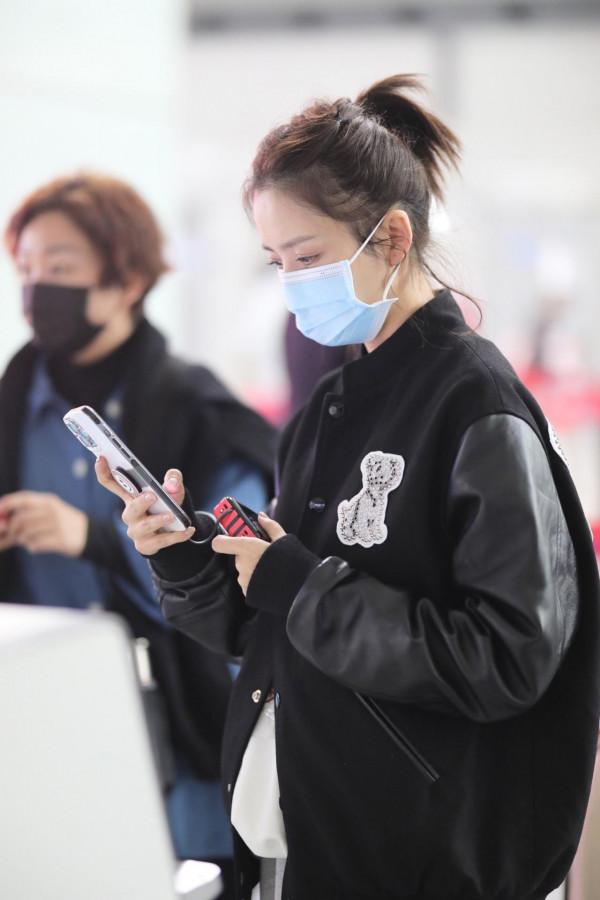 佟麗婭休閒風現身成都機場，國潮上身心情舒暢