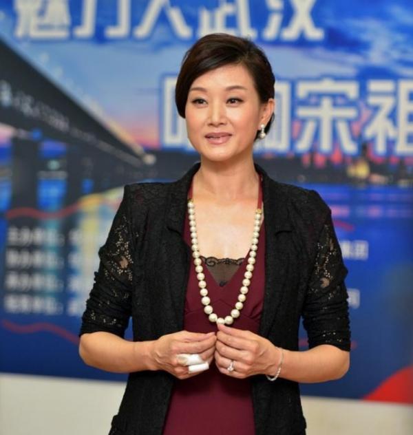 宋祖英才是“不老神話”，穿黑色皮衣裙跟當年沒差，哪像55歲的人