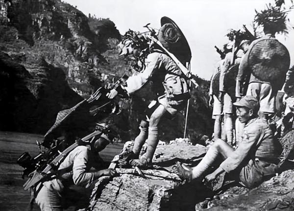 集團軍總司令壯烈殉國,老兵冒死搶回遺體:滿是槍眼和炮彈痕跡 集團軍總司令壯烈殉國,老兵冒死搶回遺體:滿是槍眼和炮彈痕跡