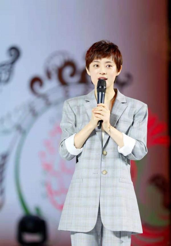 孫儷真是“人美任性穿”，皺巴巴的打底秋衣，竟被她搭配出貴氣感