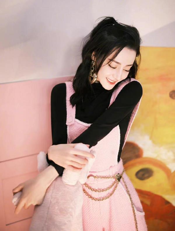 熱巴最新造型可愛感爆棚！穿粉色揹帶褲變活力少女，又一次驚豔